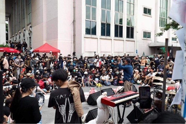 th-oct6-massacre-crowd-1000-6.jpg