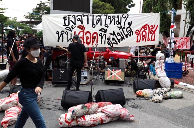 th-oct6-massacre-stage-1000-4.jpg
