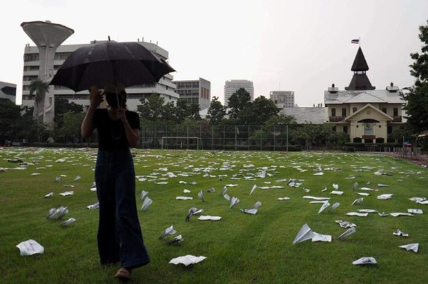 th-oct6-massacre-umbrella-1000-5.jpg