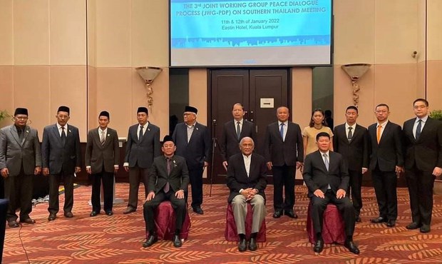 มาเลเซียกล่าวหลังเจรจาไทย-บีอาร์เอ็นว่าแก้ปัญหาภาคใต้อาจใช้เวลา 2 ปี มาเลเซียกล่าวหลังเจรจาไทย-บีอาร์เอ็นว่าแก้ปัญหาภาคใต้อาจใช้เวลา 2 ปี