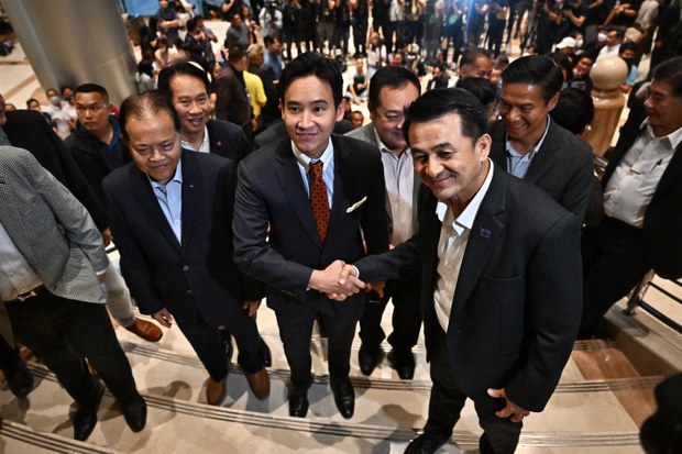 พิธาพร้อมถอย หากแพ้โหวตนายกฯ รอบสอง พิธาพร้อมถอย หากแพ้โหวตนายกฯ รอบสอง