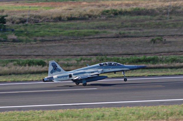 นักบิน F-5F ดีดตัวได้ทันก่อนเครื่องตกในลพบุรี นักบิน F-5F ดีดตัวได้ทันก่อนเครื่องตกในลพบุรี