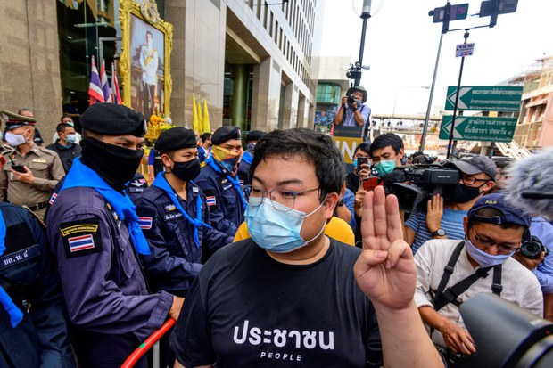 พรรคฝ่ายค้านยื่นญัตติอภิปรายไม่ไว้วางใจ ประยุทธ์ และ 9 รัฐมนตรี พรรคฝ่ายค้านยื่นญัตติอภิปรายไม่ไว้วางใจ ประยุทธ์ และ 9 รัฐมนตรี