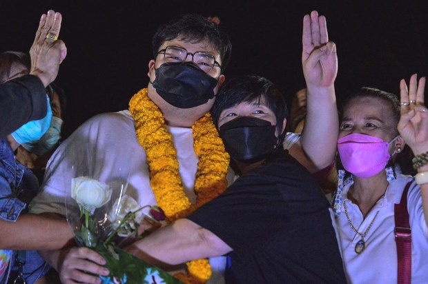 'เพนกวิน' ได้รับการปล่อยตัวชั่วคราว 'เพนกวิน' ได้รับการปล่อยตัวชั่วคราว