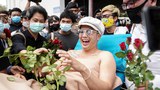 ตำรวจบุกจับ “แอมมี่” ฐานเผาพระบรมฉายาลักษณ์ ร.10 หน้าเรือนจำคลองเปรม
