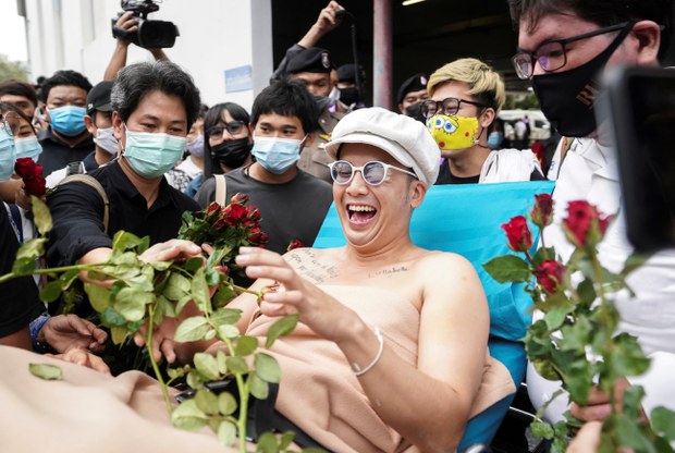 ตำรวจบุกจับ “แอมมี่” ฐานเผาพระบรมฉายาลักษณ์ ร.10 หน้าเรือนจำคลองเปรม ตำรวจบุกจับ “แอมมี่” ฐานเผาพระบรมฉายาลักษณ์ ร.10 หน้าเรือนจำคลองเปรม
