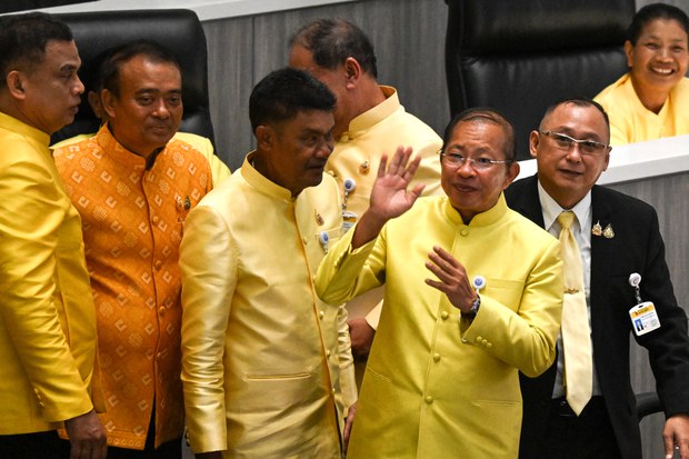 อดีตผู้ว่าฯ บุรีรัมย์ มงคล สุระสัจจะ นั่งประธานวุฒิสภา อดีตผู้ว่าฯ บุรีรัมย์ มงคล สุระสัจจะ นั่งประธานวุฒิสภา