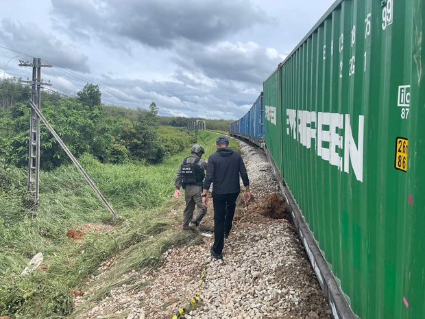 คนร้ายระเบิดรางรถไฟในอำเภอสะเดา ตาย 3 และเจ็บอีก 4 ราย คนร้ายระเบิดรางรถไฟในอำเภอสะเดา ตาย 3 และเจ็บอีก 4 ราย