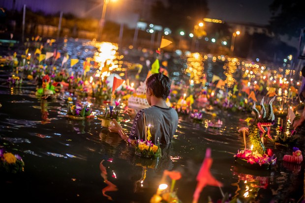 loykratong-1 pickingup-money.jpg