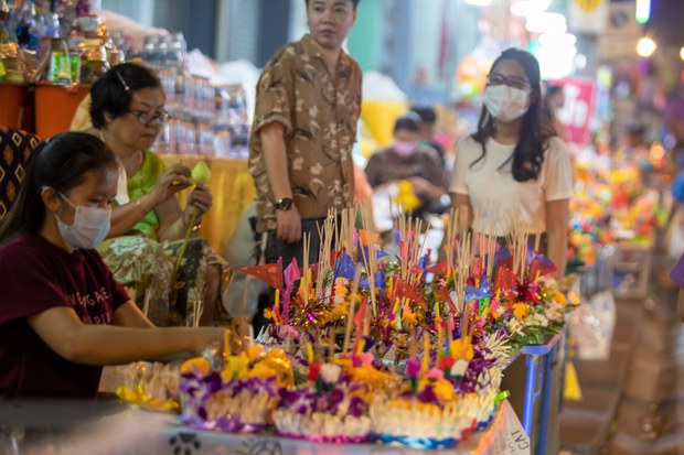 loykratong-3 vendors.jpg