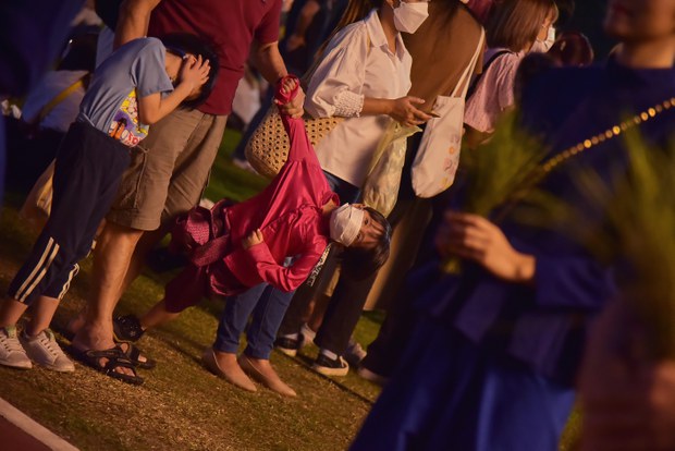 loykratong-5 child-red-jacket.jpg