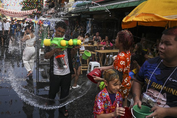 4 songkran Y01.JPG