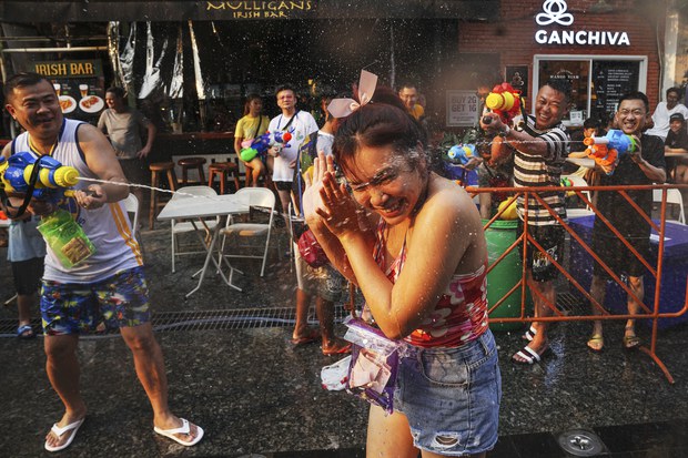5 songkran Y06.JPG