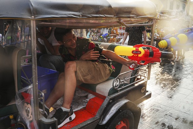 6 songkran Y07.JPG