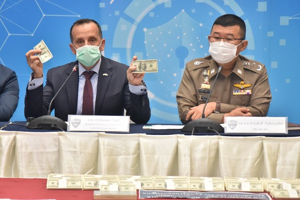 เจ้าหน้าที่ไทย-สหรัฐ จับแก๊งปลอมดอลลาร์ 3 คน พร้อมธนบัตรกว่าสามสิบล้านบาท เจ้าหน้าที่ไทย-สหรัฐ จับแก๊งปลอมดอลลาร์ 3 คน พร้อมธนบัตรกว่าสามสิบล้านบาท