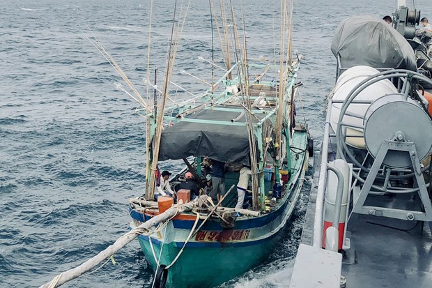 ทัพเรือภาคที่สอง จับชาวประมงเวียดนาม 12 คน ทัพเรือภาคที่สอง จับชาวประมงเวียดนาม 12 คน